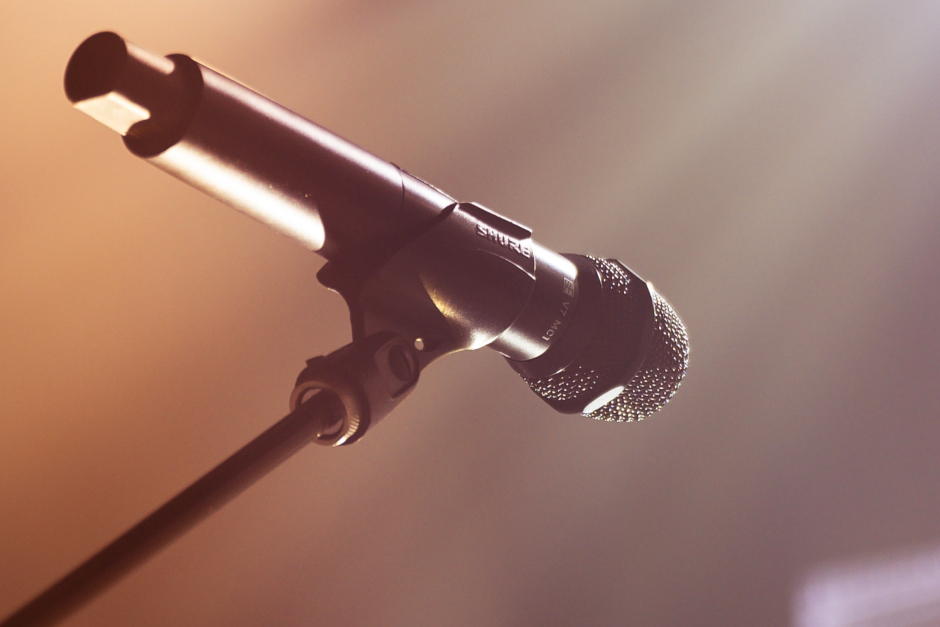 Das Kulturamt Wiesbaden fördert mit dem Programm „Stadtteilmusik“ kleinere, öffentlich zugängliche Livemusik-Veranstaltungen in den Stadtteilen und Bezirken. Der Antrag kann formlos bis Montag, 31. August 2026 per E-Mail eingereicht werden; gefördert werden die Gagen professioneller Musikerinnen und Musiker sowie bei Bedarf eine Technikpauschale.