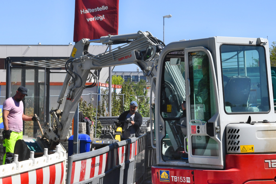 Wegen Fahrbahnschäden an der Bushaltestelle Paulinen-Klinik sperrt die Stadt die Busspur in der Schiersteiner Straße in Wiesbaden stadtauswärts. Ab Dienstag, 5. Mai, beginnt die Sanierung; die Arbeiten sollen rund drei Wochen dauern.