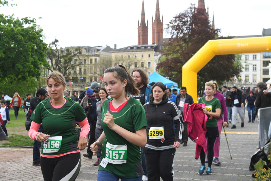Der Charity Walk & Run der Ahmadiyya Muslim Jugend geht am 3. Mai 2026 in die 16. Runde und verwandelt den Warmen Damm in Wiesbaden wieder in eine Bühne für Solidarität, Begegnung und Spenden für den guten Zweck. Der Benefizlauf wird komplett ehrenamtlich organisiert, die Einnahmen gehen ohne Abzüge an drei soziale Projekte.