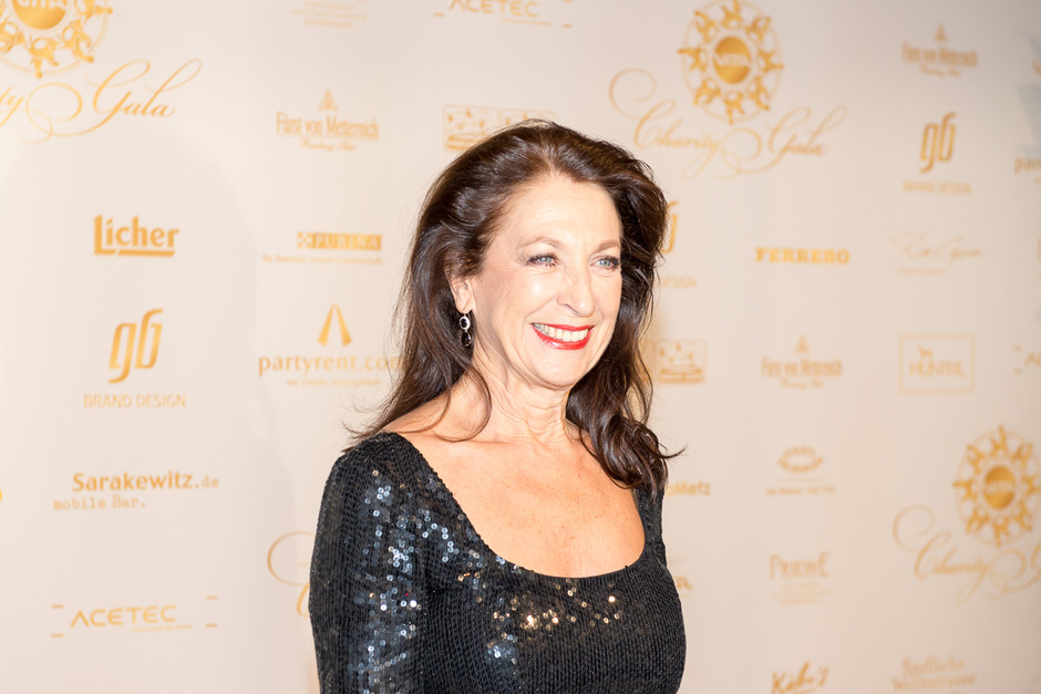 Schauspielerin Daniel Ziegler unterstützt VITA auf dem Jahdschloss Platte bei Wiesbaden.