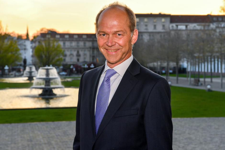 Wiesbadens neue Stadtverordnetenversammlung ist mit wegweisenden Personalentscheidungen in die Amtszeit gestartet. Während Dr. Gerhard Obermayr (CDU) in Abwesenheit als Stadtverordnetenvorsteher bestätigt wurde, wählte das Parlament Thomas Schwarze (SPD) zu seinem Stellvertreter. Überschattet wurde der Auftakt von eindringlichen Finanzwarnungen und einer Debatte um den rauer werdenden Ton in der Politik.