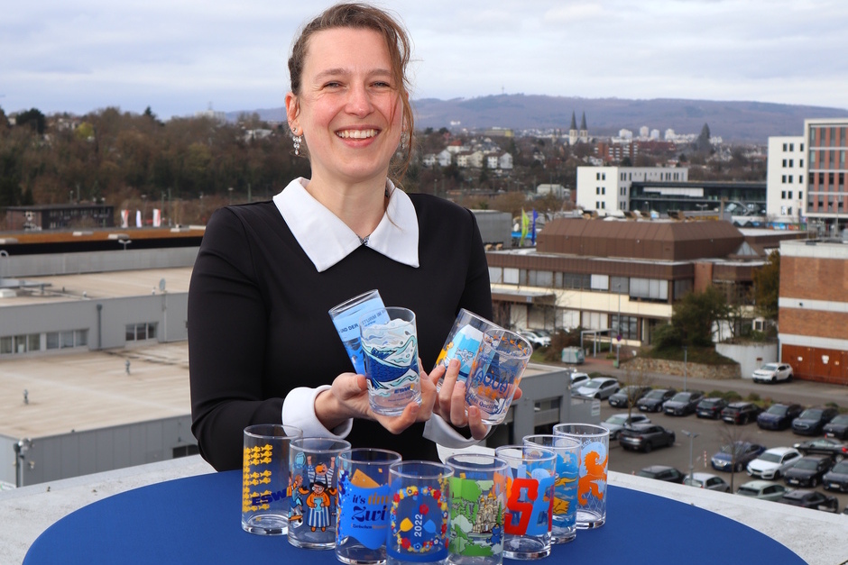 Wer gestaltet das ESWE-Wasserglas für die Rheingauer Weinwoche 2026 in Wiesbaden?