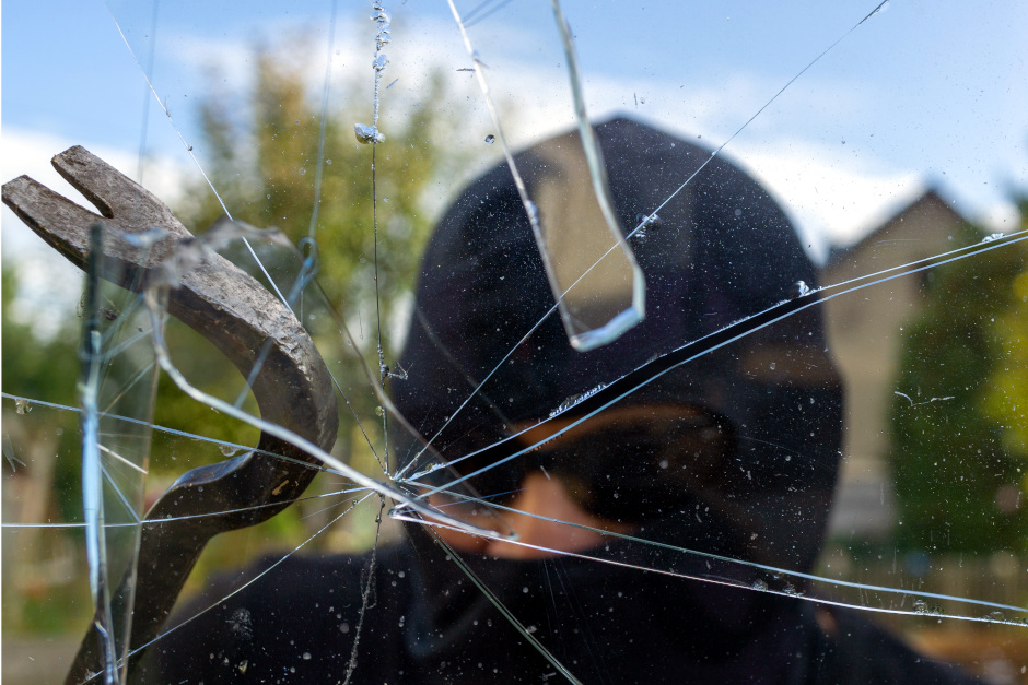 In Wiesbaden ist es in den vergangenen Ostertagen zu drei Einbrüchen gekommen. Betroffen waren ein Mehrfamilienhaus in der Rheinstraße, ein Wohnhaus am Weher Köppel und ein weiteres Haus in der Äppelallee. Die Polizei sucht Zeuginnen und Zeugen.
