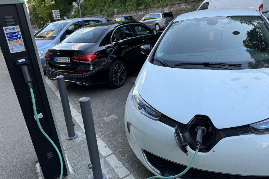 Wiesbaden zählt beim Ausbau der Elektromobilität bundesweit zur Spitzengruppe. Der neue Jahresbericht zeigt hohe E-Auto-Anteile, viele öffentliche Ladepunkte und weitere Ausbauziele bis 2030
