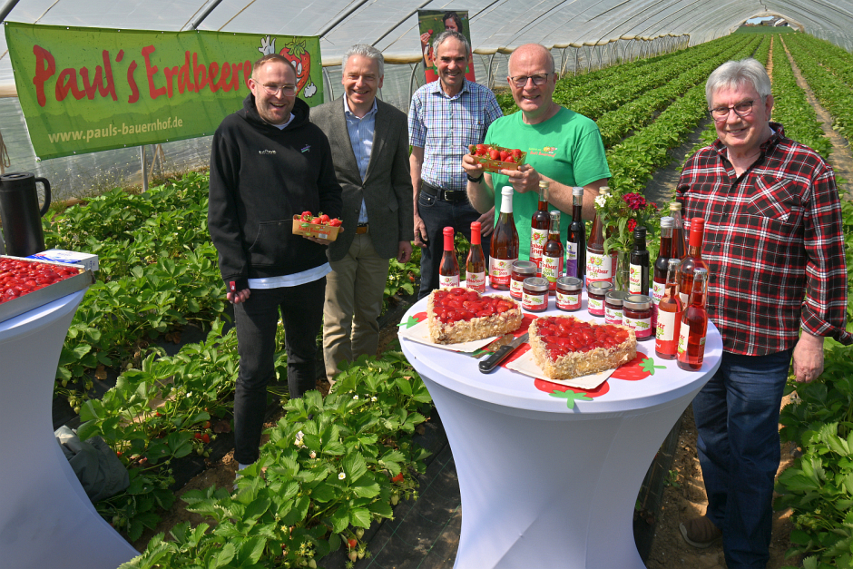 Auf Paul’s Bauernhof in Hofheim-Wallau beginnt die heimische Erdbeersaison in diesem Jahr überraschend früh. Bereits ab 20. April 2026 werden die ersten Früchte geerntet – mit großem Aroma, stabilem Preis und Aussicht auf eine gute bis sehr gute Ernte.