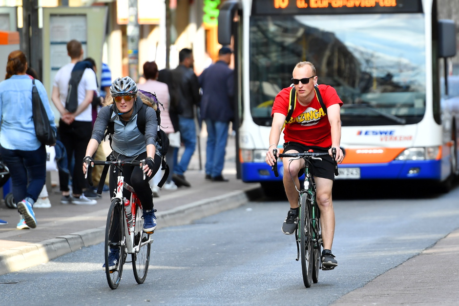 Unter dem Motto „Miteinander Meter machen“ lädt Wiesbaden vom 31. Mai bis 20. Juni wieder zum Stadtradeln ein. Wer in der Stadt wohnt, arbeitet, zur Schule geht oder einem Verein angehört, kann mitradeln, Kilometer sammeln und Preise gewinnen.