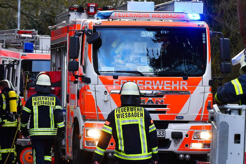 Ein nächtlicher Alarm im Biebricher Adler.Center sorgte am frühen Montagmorgen für vollen Einsatz bei der Wiesbadener Feuerwehr. Ein Brand im ersten Obergeschoss aktivierte die automatischen Schutzsysteme. Während die Technik Schlimmeres verhinderte, stehen die Retter nun vor einer logistischen Herausforderung: Tonnenweise Wasser und dichter Rauch müssen aus dem Gebäude.