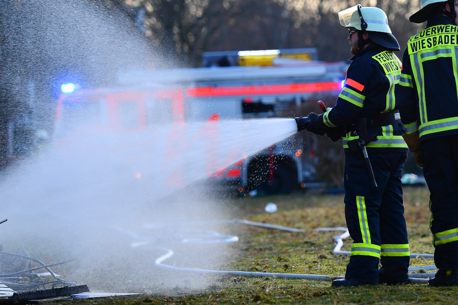 Großeinsatz für die Feuerwehr Wiesbaden am Montagmorgen: In der Klarenthaler Straße steht eine Gartenhütte in Vollbrand. Die starke Rauchentwicklung ist weithin sichtbar und führt zu Geruchsbelästigungen bis in die Friedrich-Naumann-Straße. Einsatzkräfte sind mit massiver Brandbekämpfung beschäftigt, während die Polizei den Bereich weiträumig abriegelt.