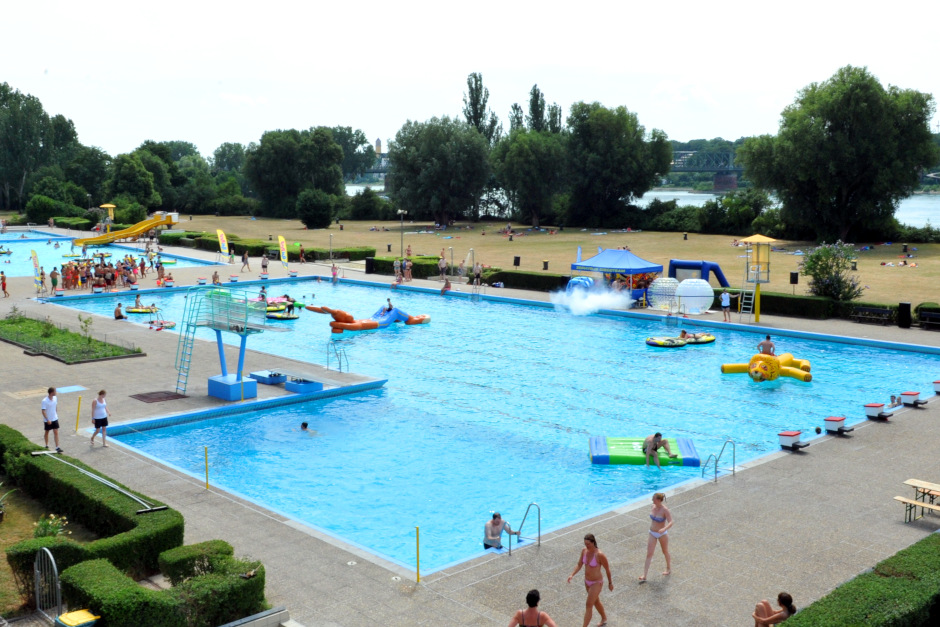 Das Freibad Maaraue in Mainz-Kostheim bleibt die gesamte Saison 2026 geschlossen. Grund ist eine umfassende Generalsanierung, nach der das denkmalgeschützte Traditionsbad zur Saison 2027 wieder öffnen soll.
