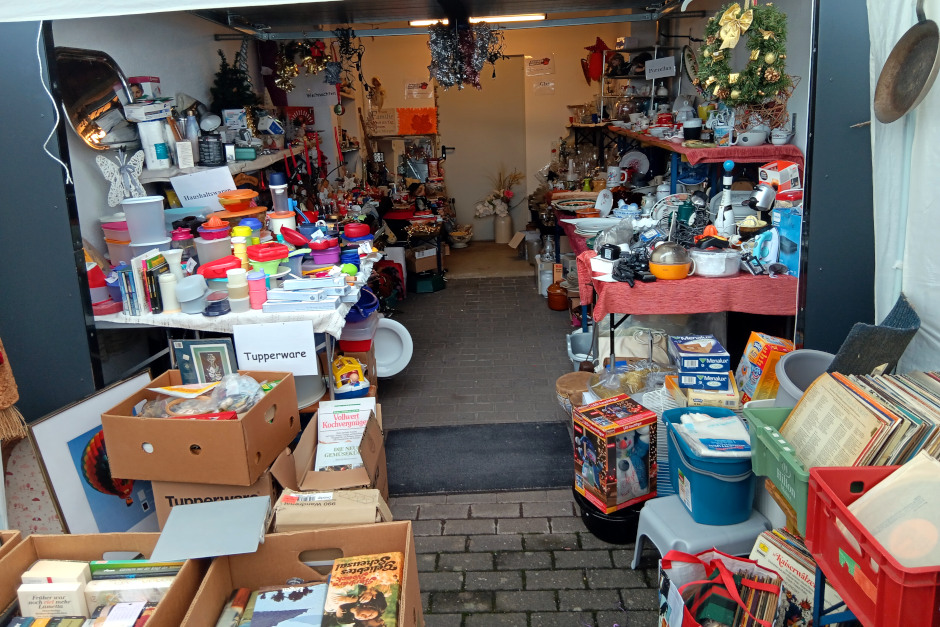 Die Siedlung Freudenberg in Wiesbaden-Dotzheim verwandelt sich am Sonntag, 19. April 2026, wieder in ein großes Flohmarktgebiet. Beim sechsten Garagen- und Hofflohmarkt können Besucherinnen und Besucher an über 40 teilnehmenden Häusern nach Kleidung, Spielzeug, Haushaltswaren und besonderen Fundstücken stöbern.