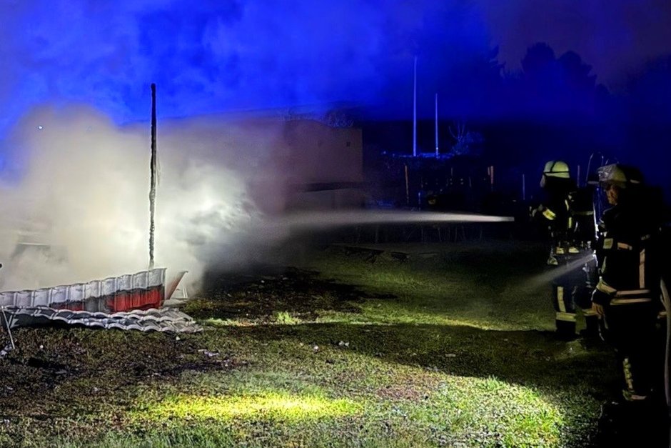 In einer Kleingartenanlage in Wiesbaden-Biebrich hat in den Nachtstunden eine Gartenhütte komplett in Flammen gestanden. Die Feuerwehr konnte den Brand mit zwei C-Rohren schnell unter Kontrolle bringen und ein Übergreifen auf benachbarte Gebäude verhindern.