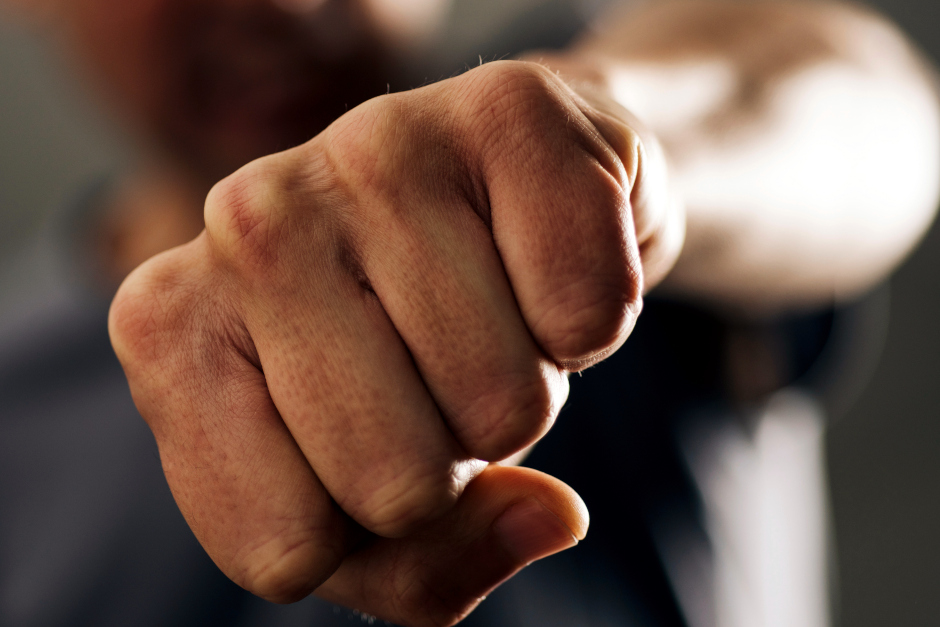 In der Nacht von Donnerstag auf Freitag ist in der Wellritzstraße in Wiesbaden ein 33-jähriger Mann aus Gelnhausen von einer größeren Gruppe angegriffen und durch Tritte und Schläge verletzt worden. Die Täter konnten trotz Fahndung nicht mehr gefasst werden, die Polizei bittet um Hinweise.