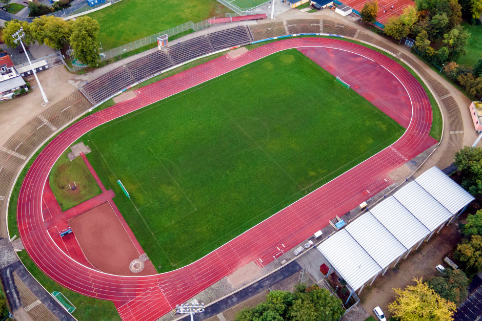 Der Haushaltsausschuss des Deutschen Bundestages hat für die Sanierung des Helmut-Schön-Sportparks in Wiesbaden eine Förderung von 800.000 Euro aus dem Bundesprogramm zur Sanierung kommunaler Sportstätten beschlossen. Das Geld soll in die Sanierung der Laufbahnen und Kunststoffflächen fließen.