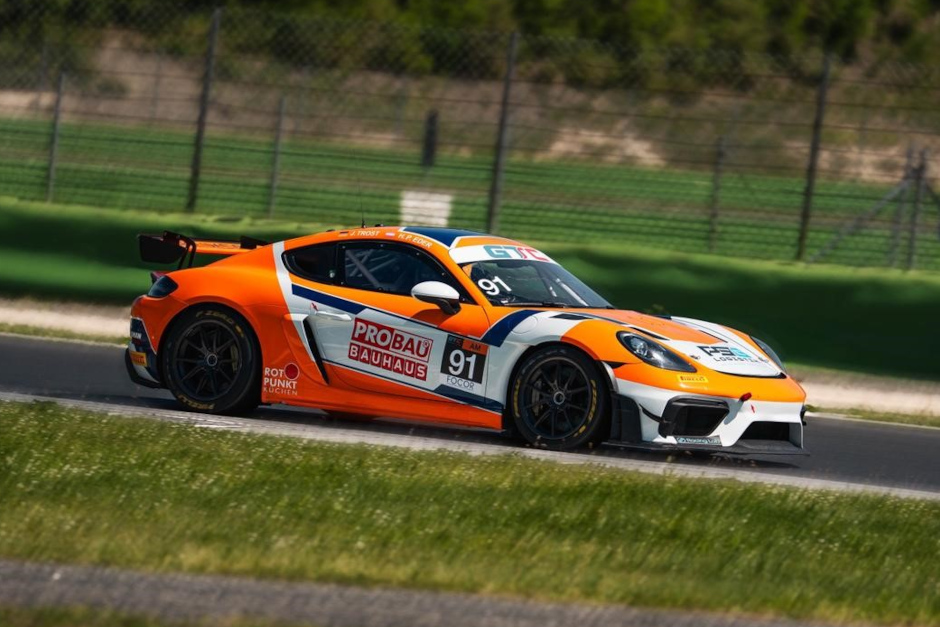 Ein Debüt mit Signalwirkung: Der Wiesbadener Jacob Trost ist in Vallelunga erstmals in einem GT4-Boliden an den Start gegangen und überzeugte trotz fehlender Testkilometer mit Tempo, Übersicht und Lernfähigkeit. Der 19-Jährige zeigte bei seinem Auftritt in Italien, dass er auch im internationalen Motorsport sofort mithalten kann.