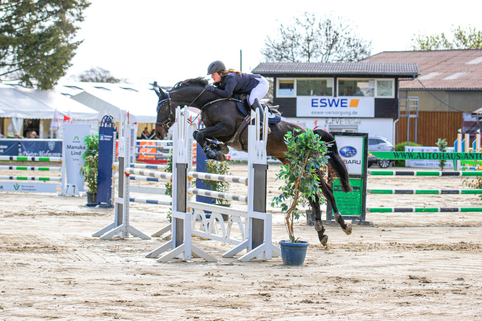 Das Reitfestival in Wiesbaden-Erbenheim lädt 2026 wieder an zwei Wochenenden rund um den 1. Mai zum großen Pferdesportfest am Oberfeld ein. Vom 30. April bis 3. Mai sowie vom 8. bis 10. Mai stehen 48 Spring- und Dressurprüfungen, Qualifikationen, Showmomente und ein abwechslungsreiches Rahmenprogramm auf dem Plan.