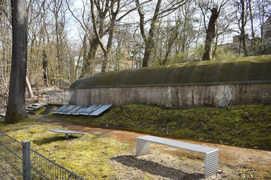 Die KZ-Gedenkstätte „Unter den Eichen“ in Wiesbaden ist nach einer umfassenden Neukonzeption wieder zugänglich. Eine neue Dauerausstellung, moderne Vermittlungsformen und ein erweiterter Außenbereich rücken das Schicksal der Häftlinge des ehemaligen KZ-Außenlagers Hinzert stärker in den öffentlichen Fokus.