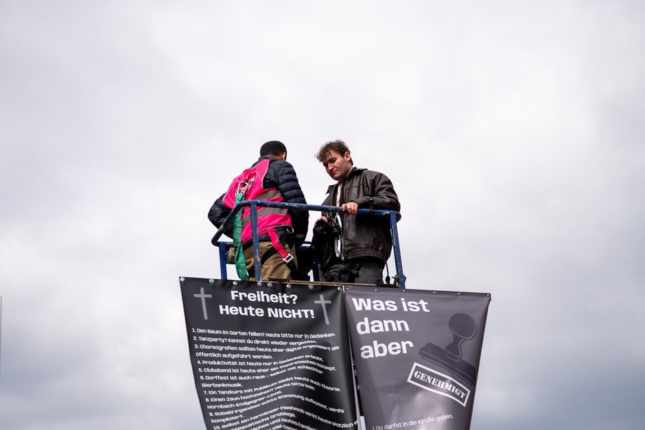 JuLis Hessen protestieren in Wiesbaden mit Banneraktion in luftiger Höhe gegen Feiertagsverbote