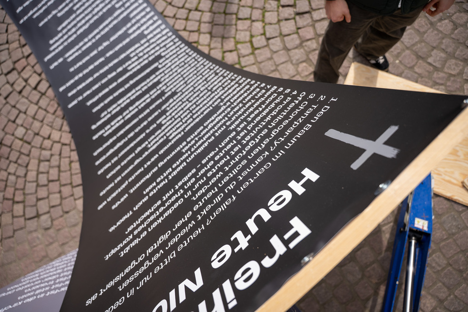 JuLis Hessen protestieren in Wiesbaden mit Banneraktion in luftiger Höhe gegen Feiertagsverbote