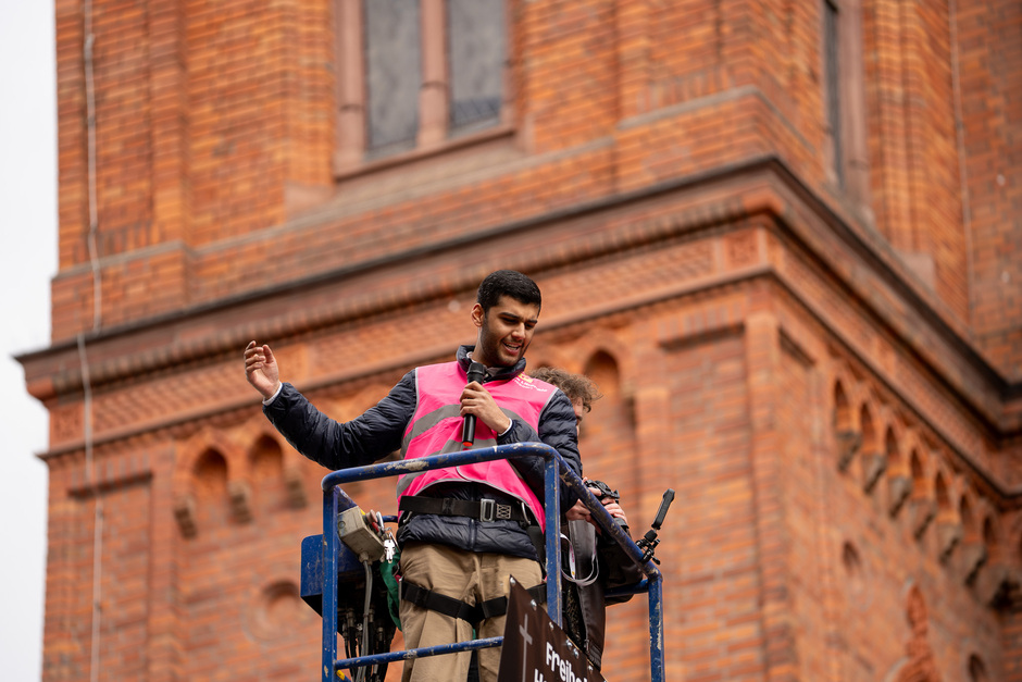 JuLis Hessen protestieren in Wiesbaden mit Banneraktion in luftiger Höhe gegen Feiertagsverbote
