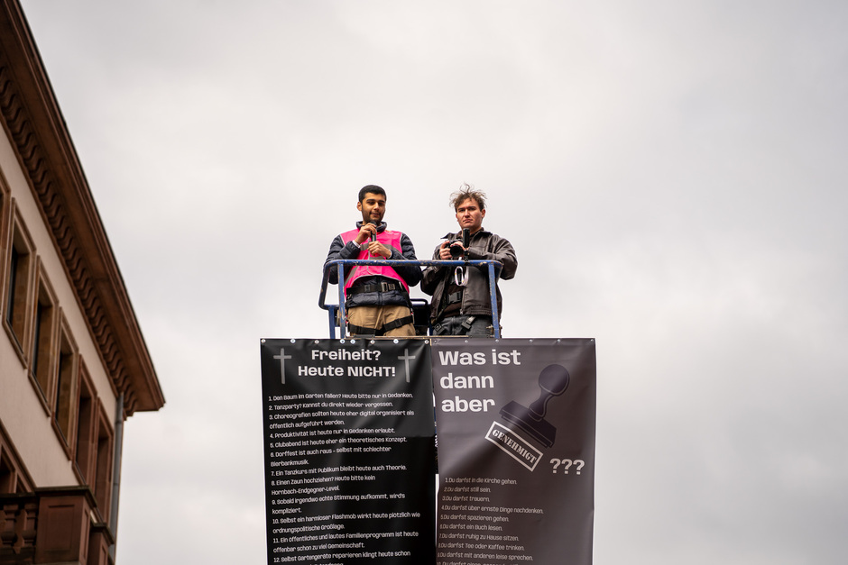 JuLis Hessen protestieren in Wiesbaden mit Banneraktion in luftiger Höhe gegen Feiertagsverbote