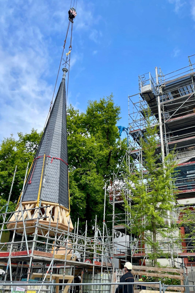 In Dotzheim ist ein wichtiger Meilenstein der Sanierung der Evangelischen Kirche erreicht: Die frisch restaurierte Turmspitze wurde wieder aufgesetzt. Damit rückt der Abschluss der umfangreichen Dacharbeiten am historischen Gotteshaus einen großen Schritt näher.