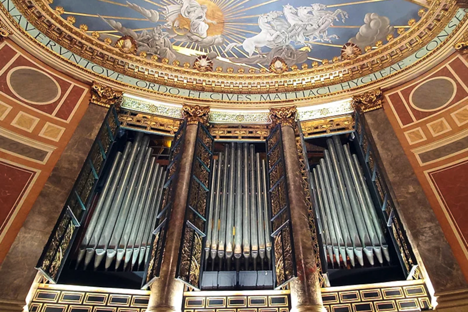 Sie ist das „versteckte Herz“ des Kurhauses: Hinter dem prunkvollen Goldgitter im Friedrich-von-Thiersch-Saal verbirgt sich eine gewaltige Orgel aus dem Jahr 1954. Am Freitag, 1. Mai, bietet sich die seltene Gelegenheit, das Instrument nicht nur zu hören, sondern bei Führungen sogar ins Innere des Pfeifenwerks vorzudringen. Ein Konzert junger Talente bildet den krönenden Abschluss.