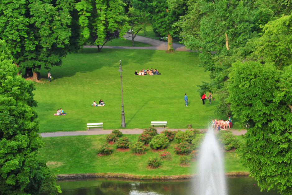 Der Zugang zum Wiesbadener Kurpark an der Sonnenberger Straße 36 ist nach Bauarbeiten ab Freitag, 17. April, wieder geöffnet. Wegen noch fehlender Handläufe bleibt die Nutzung allerdings vorerst eingeschränkt.