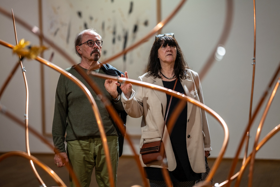 Am 11. April 2026 lädt die 24. „Kurze Nacht der Museen und Galerien“ zu einem freien Kunst- und Kulturabend quer durch Wiesbaden ein. Von 19 bis 24 Uhr öffnen 37 Museen, Kunstvereine, Projekträume und Galerien ihre Türen – ergänzt durch Live-Musik, historische Oldtimer und ein vielfältiges Programm in der ganzen Stadt