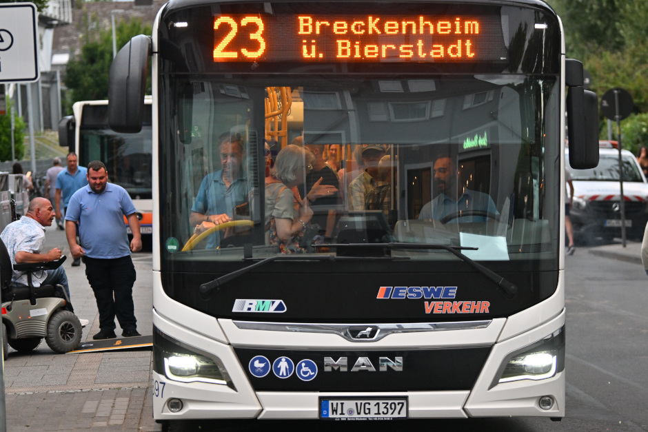 Wer Busfahren im Alter oder mit Handicap wieder sicherer lernen möchte, kann am 16. April an einem kostenlosen Mobilitätstraining in Wiesbaden teilnehmen. Die Aktion richtet sich an Seniorinnen, Senioren und Interessierte und soll Ängste abbauen sowie praktische Hilfe im ÖPNV geben.