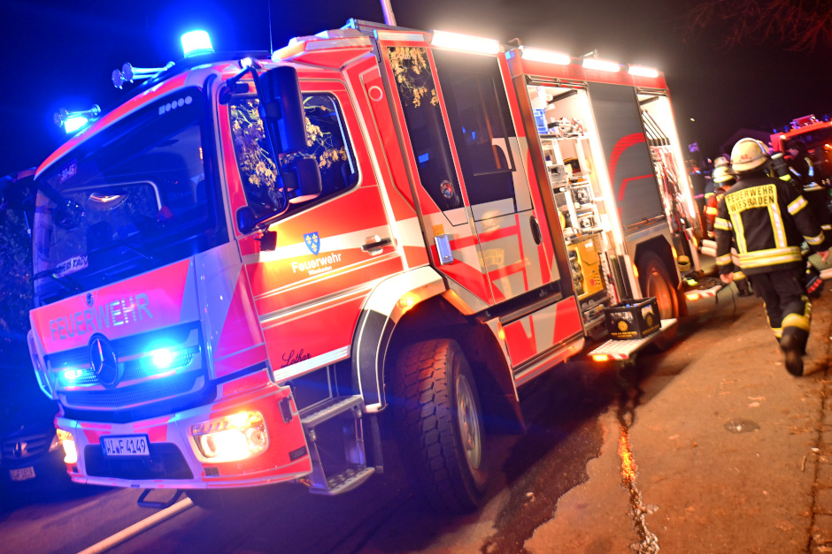 In einem Wohnhaus in der Bleichwiesenstraße in Wiesbaden-Biebrich hat am Sonntagabend ein Küchenbrand für einen größeren Feuerwehreinsatz gesorgt. Nach ersten Erkenntnissen könnte ein Airfryer den Brand ausgelöst haben, eine Bewohnerin wurde verletzt und beide Wohnungen sind derzeit unbewohnbar.