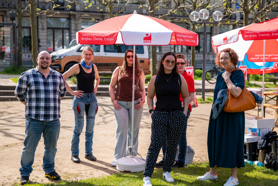 Unter dem Motto „Erst unsere Jobs, dann eure Profite“ lädt der DGB Wiesbaden Rheingau-Taunus am 1. Mai 2026 zur traditionellen Maikundgebung auf den Kranzplatz ein. Neben politischen Reden sind auch Musik, Familienfest und Infostände geplant.