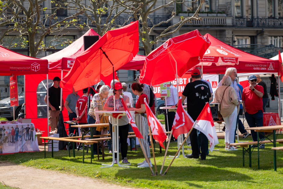 Unter dem Motto „Erst unsere Jobs, dann eure Profite“ lädt der DGB Wiesbaden Rheingau-Taunus am 1. Mai 2026 zur traditionellen Maikundgebung auf den Kranzplatz ein. Neben politischen Reden sind auch Musik, Familienfest und Infostände geplant.