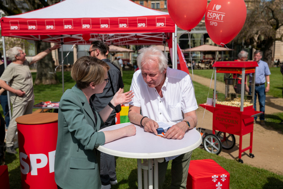 Unter dem Motto „Erst unsere Jobs, dann eure Profite“ lädt der DGB Wiesbaden Rheingau-Taunus am 1. Mai 2026 zur traditionellen Maikundgebung auf den Kranzplatz ein. Neben politischen Reden sind auch Musik, Familienfest und Infostände geplant.
