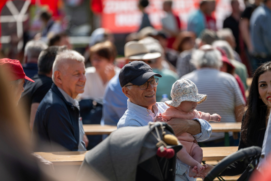 Unter dem Motto „Erst unsere Jobs, dann eure Profite“ lädt der DGB Wiesbaden Rheingau-Taunus am 1. Mai 2026 zur traditionellen Maikundgebung auf den Kranzplatz ein. Neben politischen Reden sind auch Musik, Familienfest und Infostände geplant.