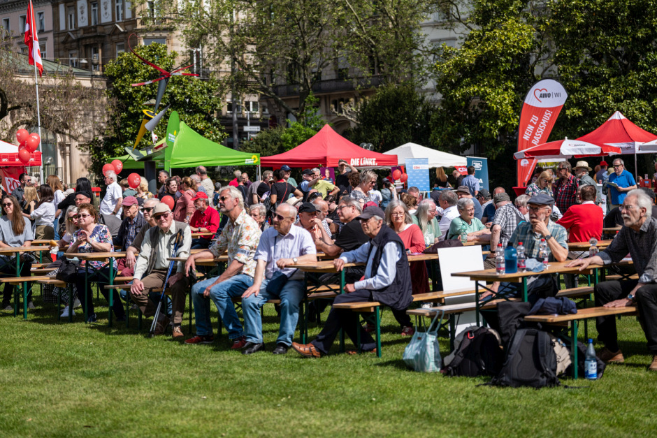 Unter dem Motto „Erst unsere Jobs, dann eure Profite“ lädt der DGB Wiesbaden Rheingau-Taunus am 1. Mai 2026 zur traditionellen Maikundgebung auf den Kranzplatz ein. Neben politischen Reden sind auch Musik, Familienfest und Infostände geplant.