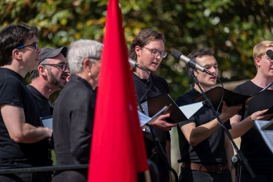 Unter dem Motto „Erst unsere Jobs, dann eure Profite“ lädt der DGB Wiesbaden Rheingau-Taunus am 1. Mai 2026 zur traditionellen Maikundgebung auf den Kranzplatz ein. Neben politischen Reden sind auch Musik, Familienfest und Infostände geplant.