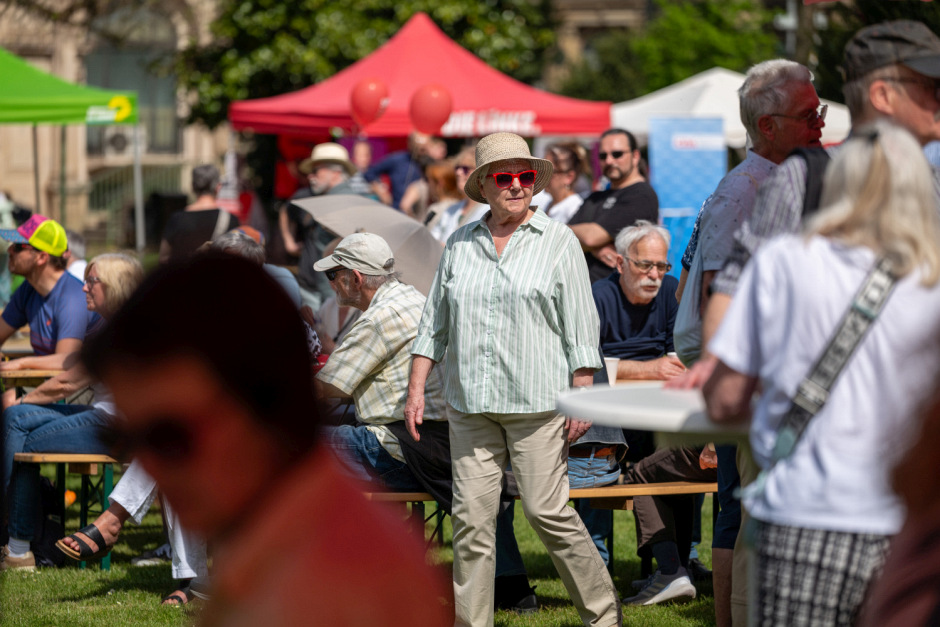Unter dem Motto „Erst unsere Jobs, dann eure Profite“ lädt der DGB Wiesbaden Rheingau-Taunus am 1. Mai 2026 zur traditionellen Maikundgebung auf den Kranzplatz ein. Neben politischen Reden sind auch Musik, Familienfest und Infostände geplant.