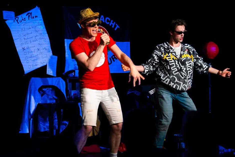 Zum Muttertags-Wochenende präsentiert das Galli Theater Wiesbaden die Erfolgskomödie „Die MamaMänner“. Ein Muss für alle Mütter, Söhne und Familien, die den alltäglichen Wahnsinn zwischen Abgrenzung und Mutterliebe mit Humor nehmen wollen.