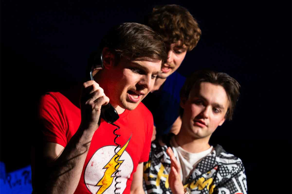 Zum Muttertags-Wochenende präsentiert das Galli Theater Wiesbaden die Erfolgskomödie „Die MamaMänner“. Ein Muss für alle Mütter, Söhne und Familien, die den alltäglichen Wahnsinn zwischen Abgrenzung und Mutterliebe mit Humor nehmen wollen.