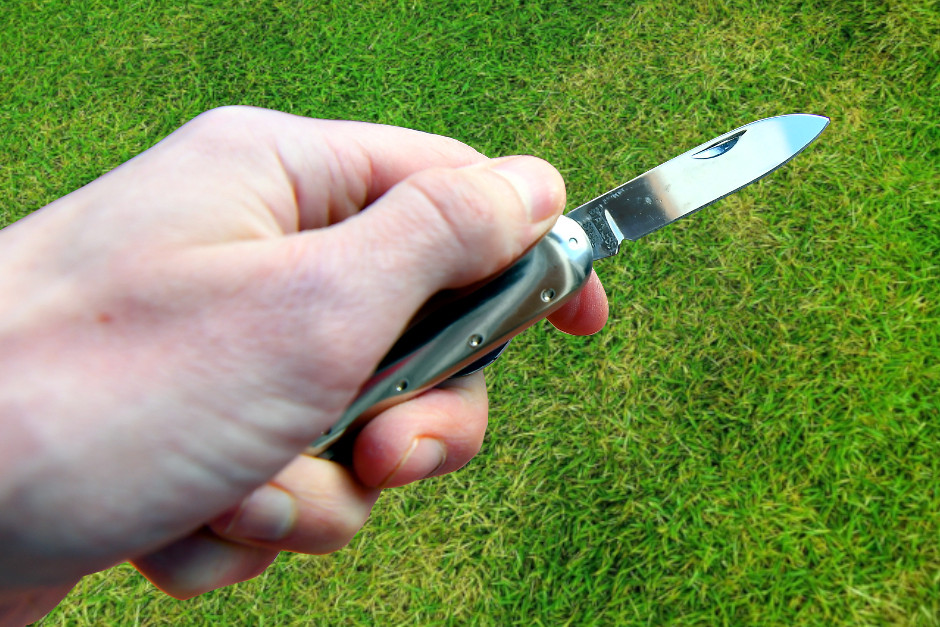 Im Biebricher Schlosspark ist am Sonntagmorgen ein 43-jähriger Jogger mit einem Messer bedroht worden. Der Mann beschrieb den mutmaßlichen Täter als etwa 30 Jahre alt, dunkel gekleidet und in einem verwirrten Zustand. Die Kriminalpolizei bittet um Zeugenhinweise.