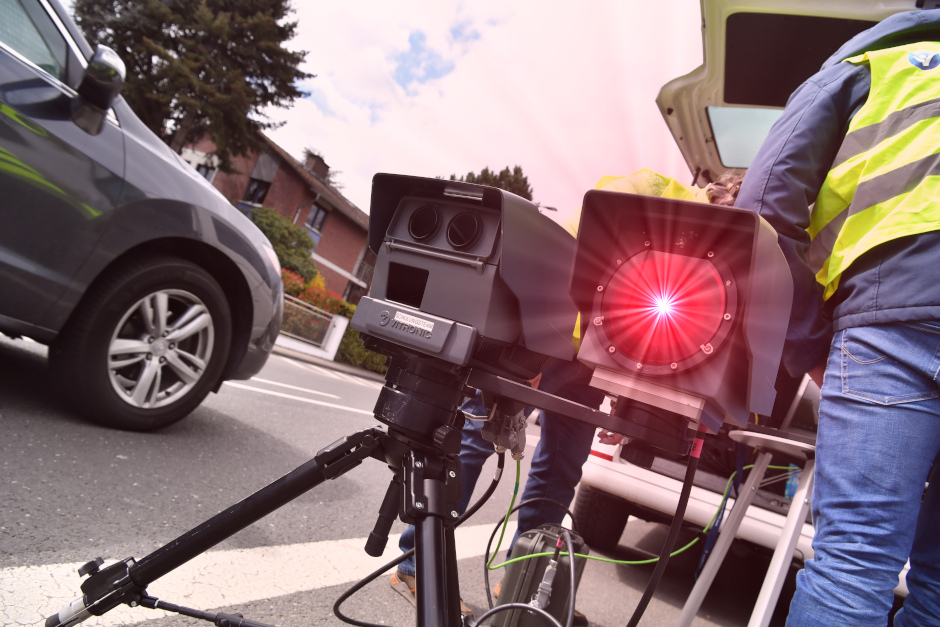 Fuß vom Gas! Am Mittwoch, den 15. April, findet der europaweite ROADPOL-Speedmarathon statt. Auch in Hessen und in Wiesbaden schaltet die Polizei auf „Dauerfeuer“: Von 6:00 bis 22:00 Uhr nehmen über 570 Einsatzkräfte an mehr als 230 Messstellen Raser ins Visier.