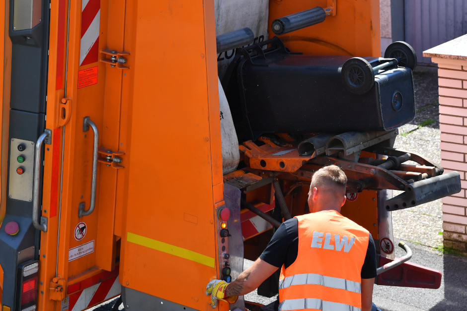 Wegen des Feiertags am Freitag, 1. Mai, verschieben sich in Wiesbaden die Leerungstermine für die Mülltonnen. Die ELW teilen mit, dass alle Abfallbehälter einen Tag später geleert werden.