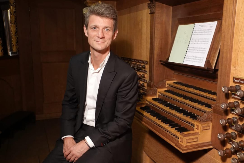 Ein Hauch von Paris weht durch die Wiesbadener Innenstadt: Am Sonntag, 19. April, starten die „Internationalen Orgelkonzerte“ an St. Bonifatius in eine neue Runde. Zum Auftakt gastiert mit Olivier Penin einer der weltweit renommiertesten Virtuosen an der großen Orgel. Ein besonderes visuelles Highlight sorgt dafür, dass die Zuschauer dem Maestro direkt über die Schulter schauen können.