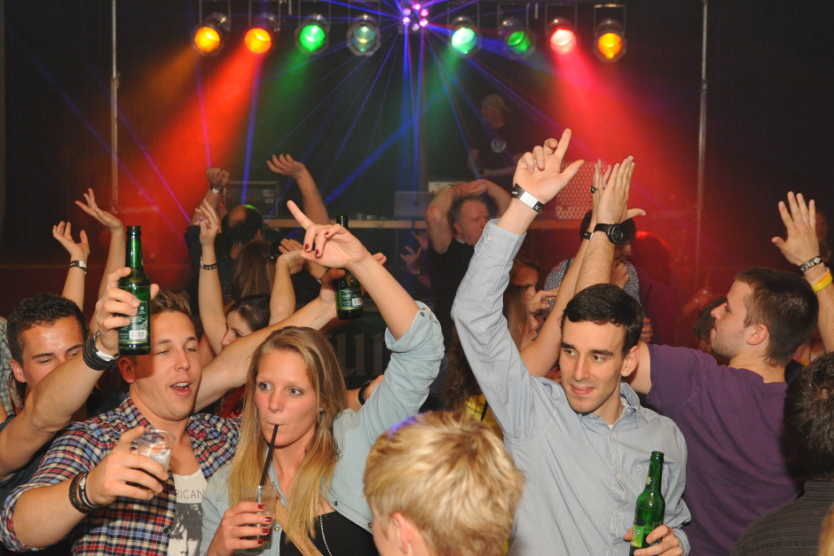 Der Norschter Kultur e.V. lädt am 30. April 2026 zum „Tanz in den Mai“ in die Taunushalle Wiesbaden-Nordenstadt ein. Mit Live-Band, Maibowle, Cocktails und neuer Deko soll die Traditionsparty in diesem Jahr frischer, lauter und stimmungsvoller werden.