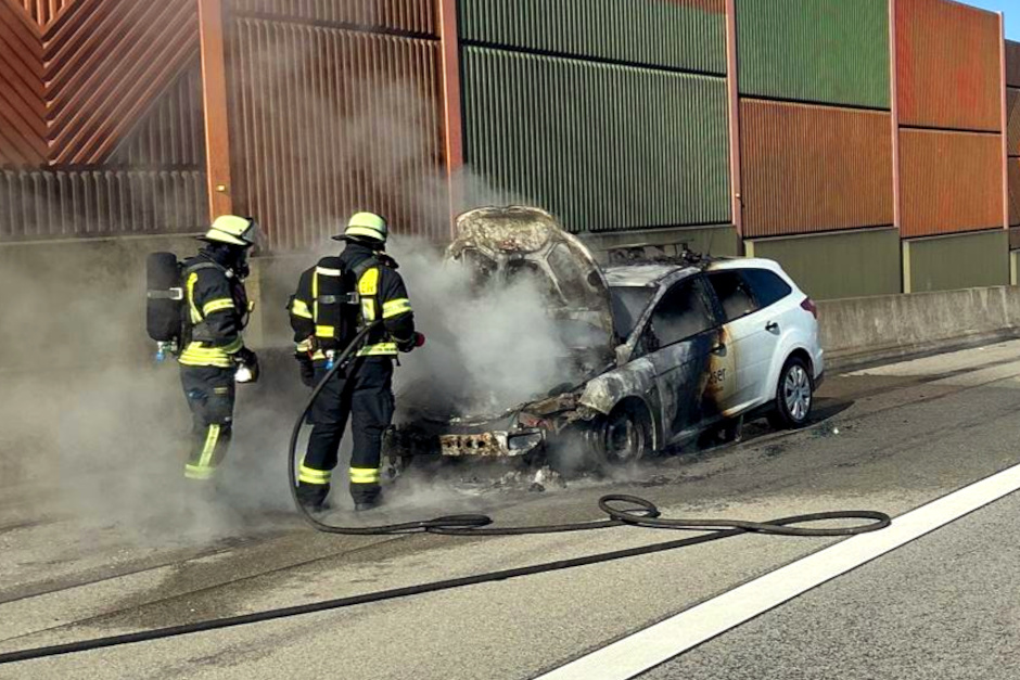 Auf der A3 in Fahrtrichtung Frankfurt hat am Donnerstagvormittag ein Pkw im Bereich Wallau im Motorraum gebrannt. Die Freiwillige Feuerwehr Auringen löschte die Flammen bereits vor Eintreffen der weiteren Kräfte; verletzt wurde niemand.