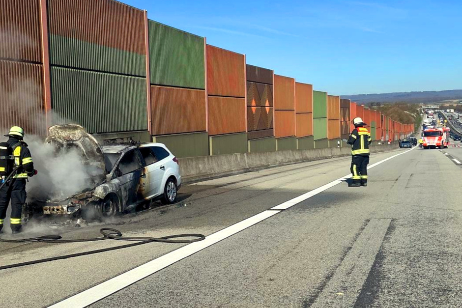 Auf der A3 in Fahrtrichtung Frankfurt hat am Donnerstagvormittag ein Pkw im Bereich Wallau im Motorraum gebrannt. Die Freiwillige Feuerwehr Auringen löschte die Flammen bereits vor Eintreffen der weiteren Kräfte; verletzt wurde niemand.