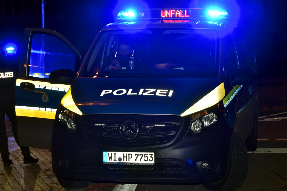 In Wiesbaden ist am frühen Sonntagmorgen ein grauer Audi Q4 in eine Hauswand und einen Straßenpoller gefahren. Anschließend entfernten sich die Insassen von der Unfallstelle. Die Polizei sucht Zeugen.