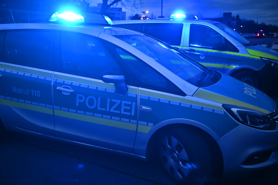 Eine Meldung über einen bewaffneten Mann hat am Donnerstagabend im Wiesbadener Stadtteil Mainz-Kostheim einen größeren Polizeieinsatz ausgelöst. Vor einem Einkaufsmarkt in der Hochheimer Straße wurden zwei Männer festgenommen – am Ende stellte sich die vermeintliche Schusswaffe als Luftdruckpistole heraus.
