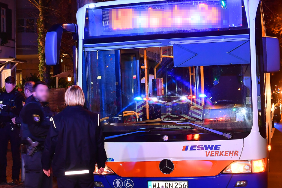 n Wiesbaden ist ein Streit in einem Linienbus am Donnerstagabend an der Friedrich-Ebert-Allee eskaliert. Vor dem Hauptbahnhof gingen fünf junge Männer aufeinander los, bevor die Polizei sie noch vor Ort stellte; alle Beteiligten wurden nur leicht verletzt.