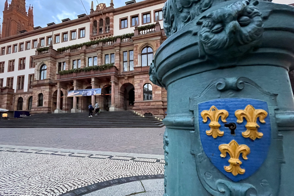 In der ersten Mai-Woche tagen mehrere Ausschüsse der Stadtverordnetenversammlung in öffentlicher Sitzung. Die Termine liegen zwischen Dienstag, 5. Mai, und Donnerstag, 7. Mai, jeweils überwiegend im Rathaus Wiesbaden am Schlossplatz.